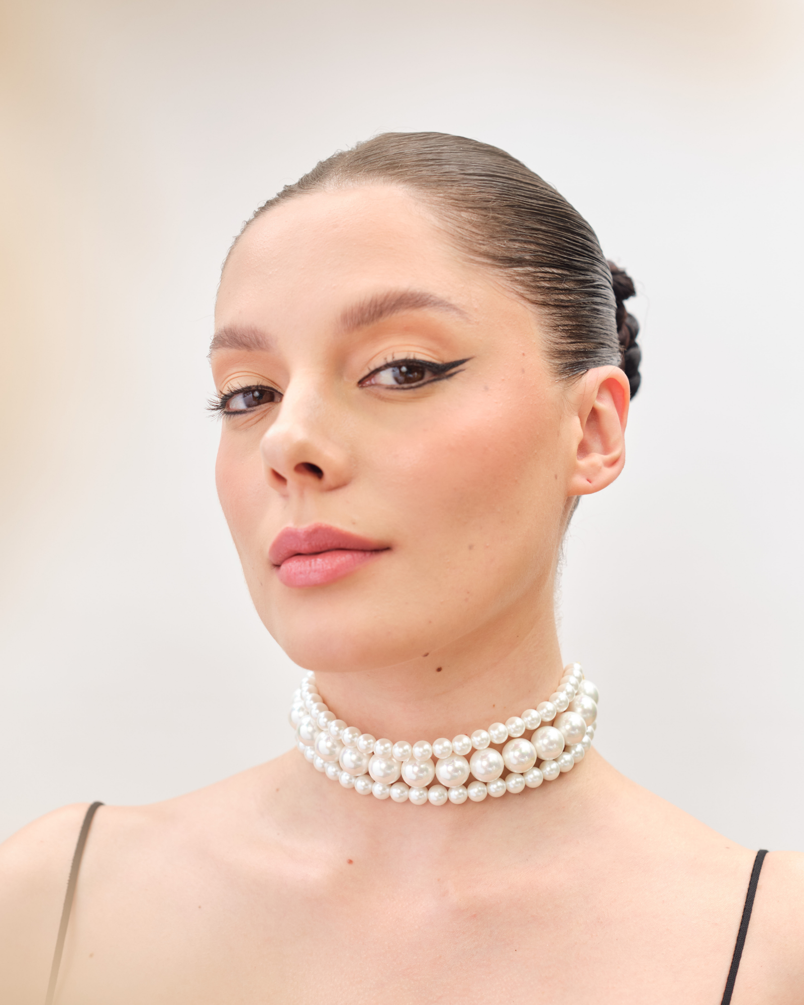 Alternate Pearl Choker - White